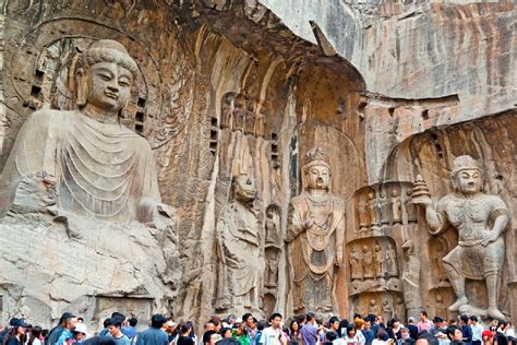 Le Temple de la Grotte Longmen ? Une Ode à l'Histoire et à la Beauté Sculpturale !