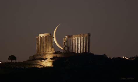 Le Temple de la Lune Délice: Une Ombre Mystique dans le Coeur de Shaoyang!