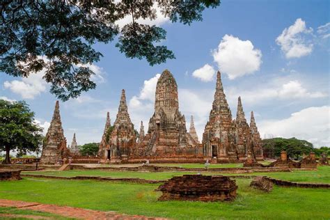 Le Wat Chaiwatthanaram : Un joyau historique scintillant sur les rives du Mékong !